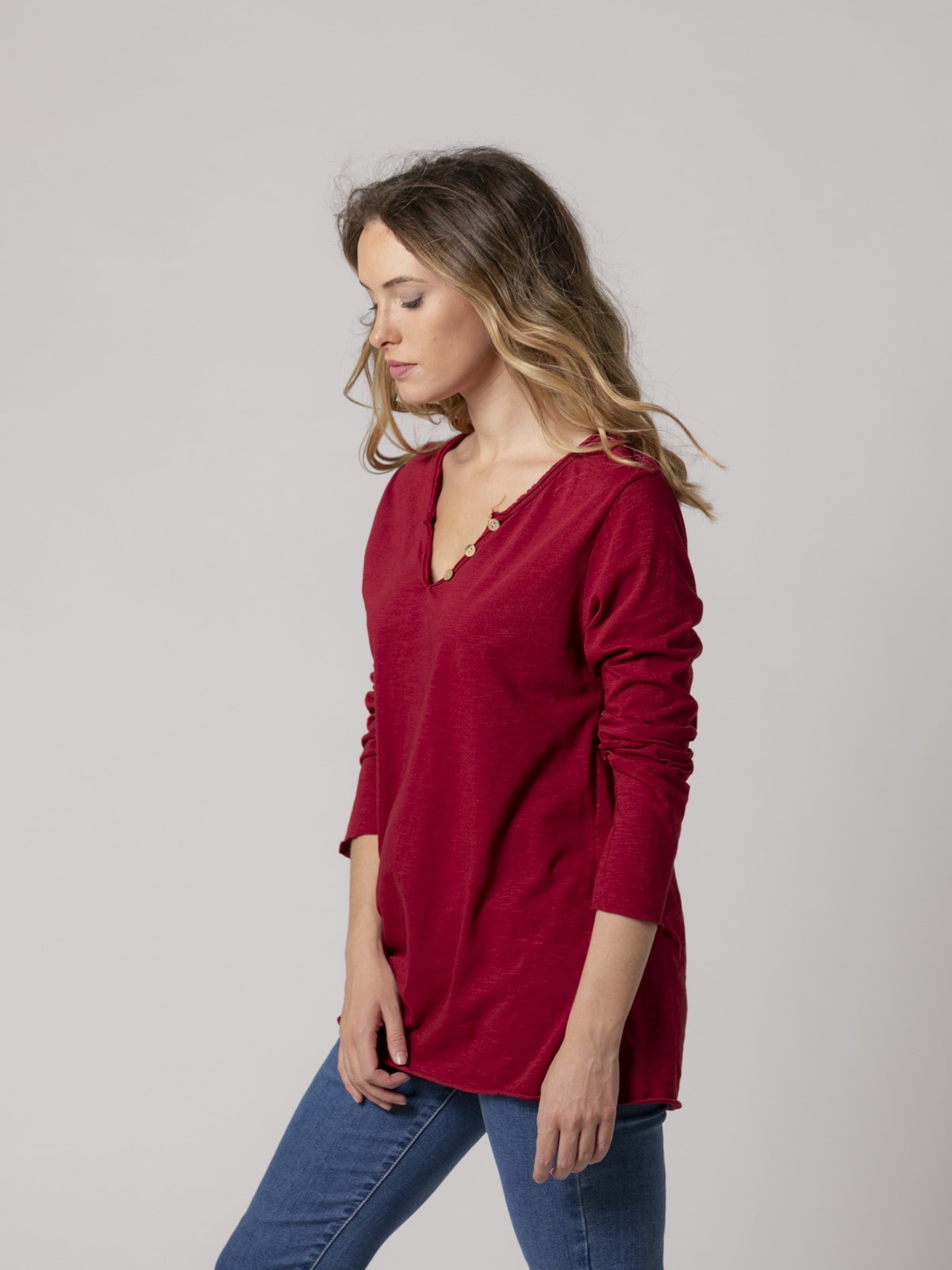 Woman cotton t-shirt with neckline and button detail Red