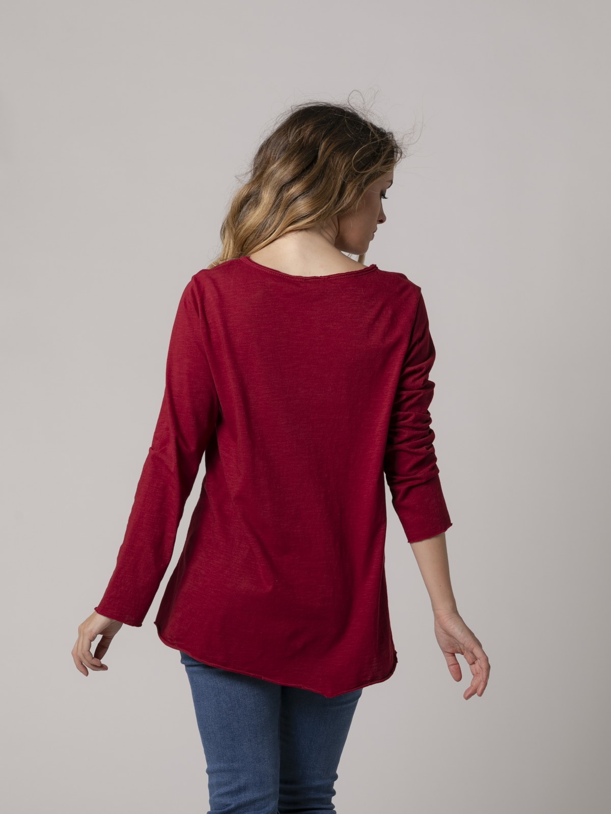 Woman cotton t-shirt with neckline and button detail Red