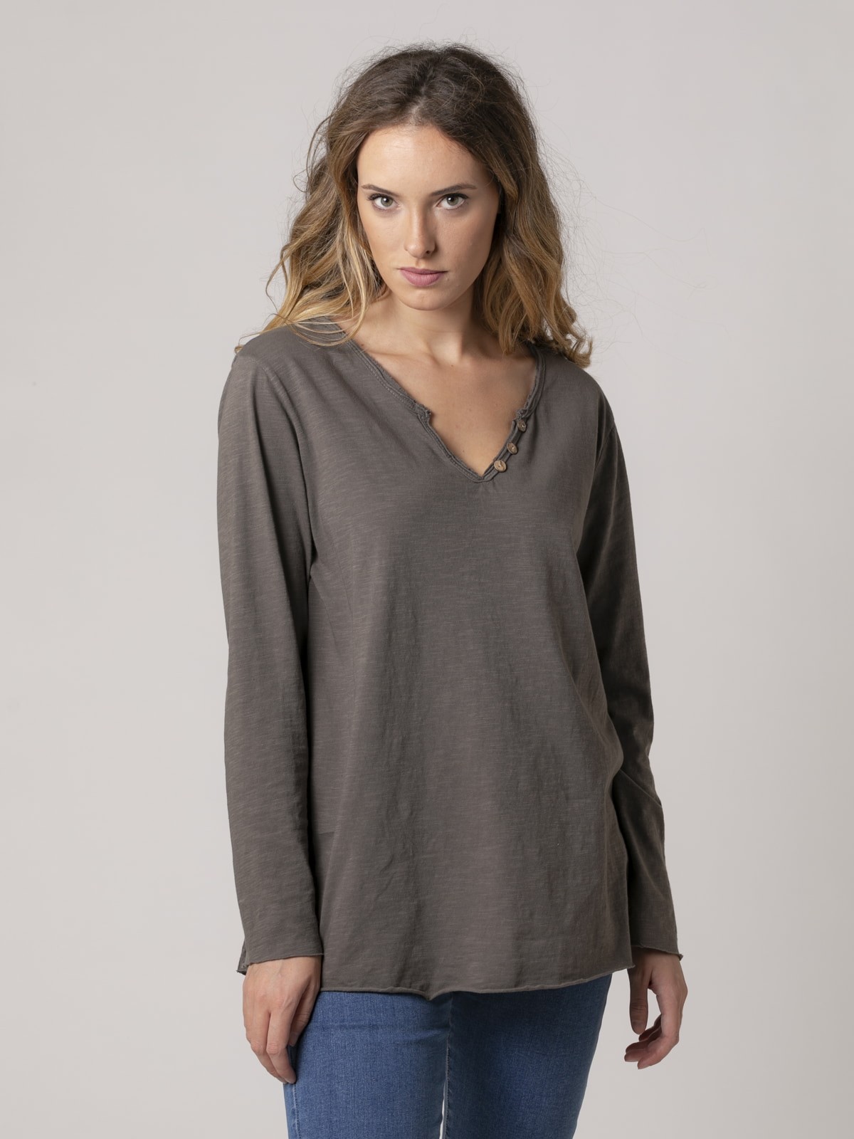 Woman cotton t-shirt with neckline and button detail Stone