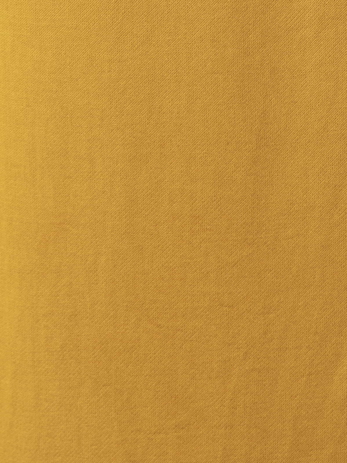 Camiseta slim fit escote en pico raso y viscosa Mostaza