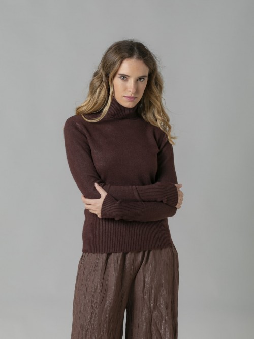 Woman Soft slim fit turtleneck sweater Marrón 