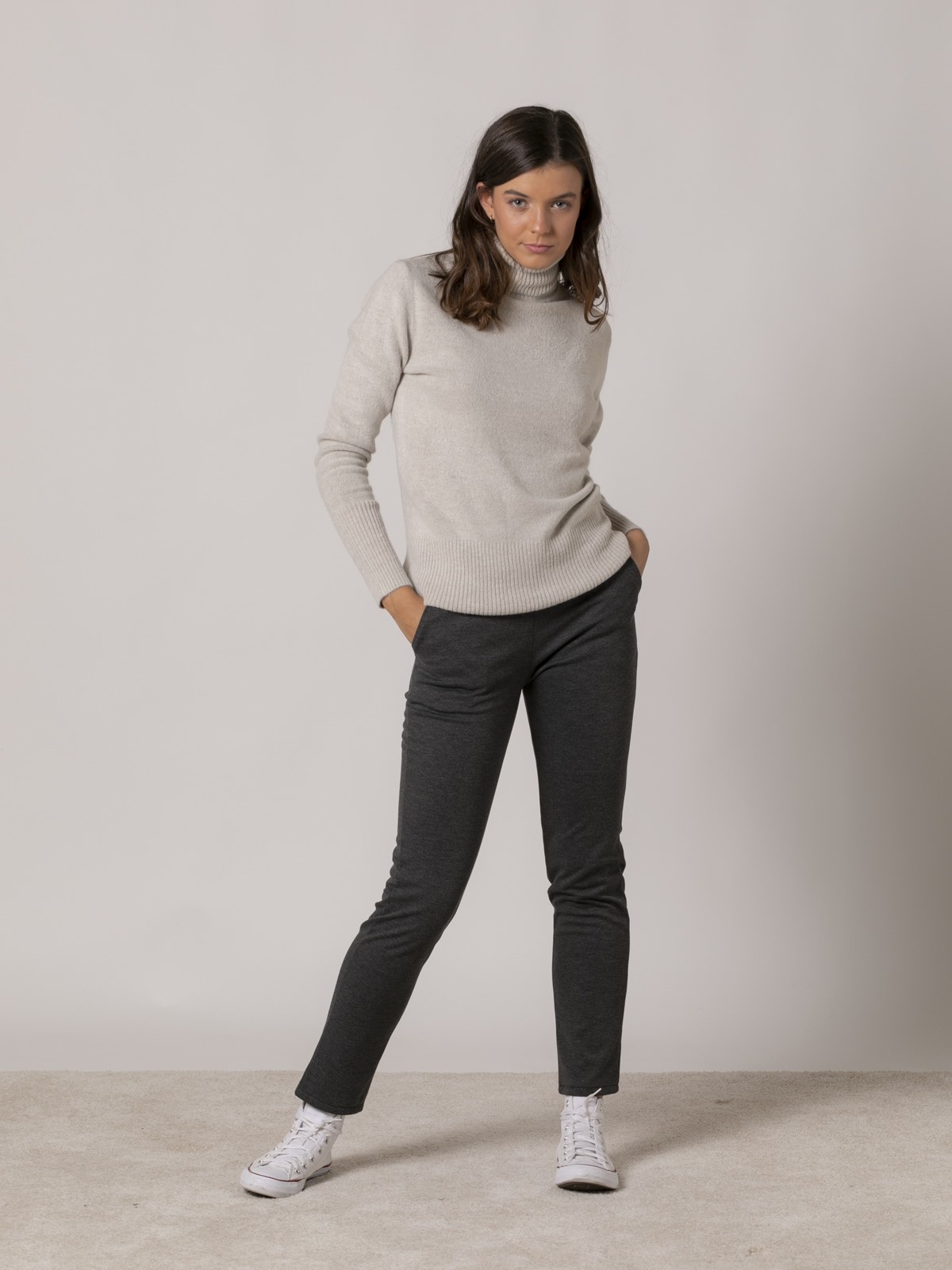 Woman Narrow knit pants with soft interior Grey