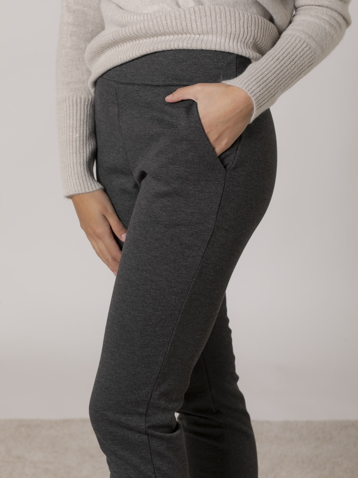 Woman Narrow knit pants with soft interior Grey