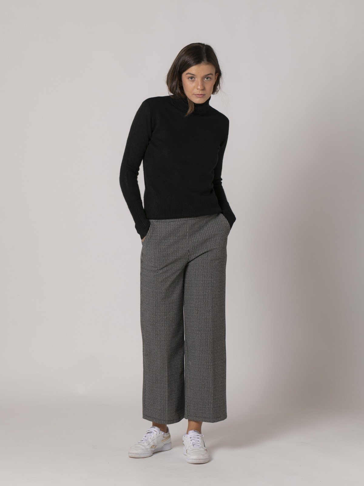 Woman Houndstooth ankle-length trousers Black
