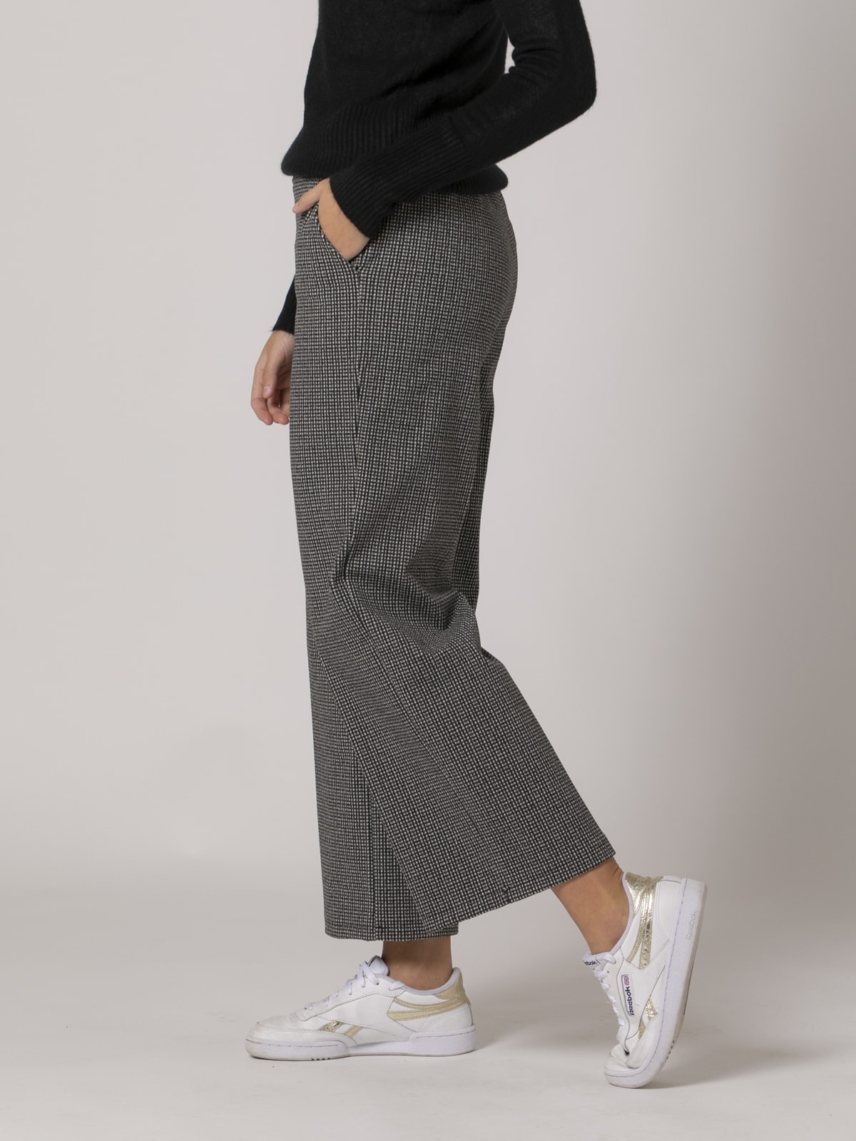 Woman Houndstooth ankle-length trousers Black