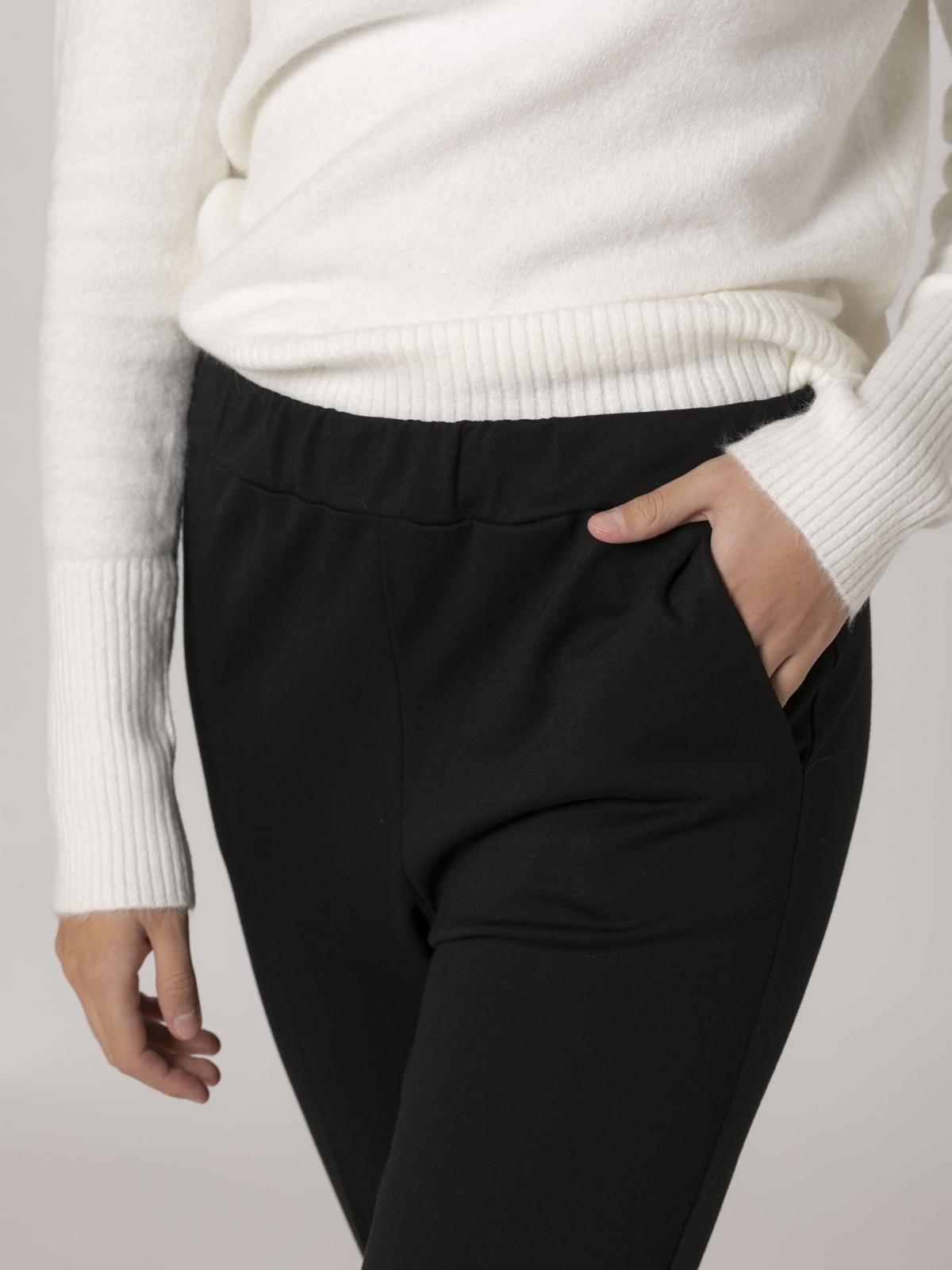 Woman Ankle-length hight quality knit trousers Black