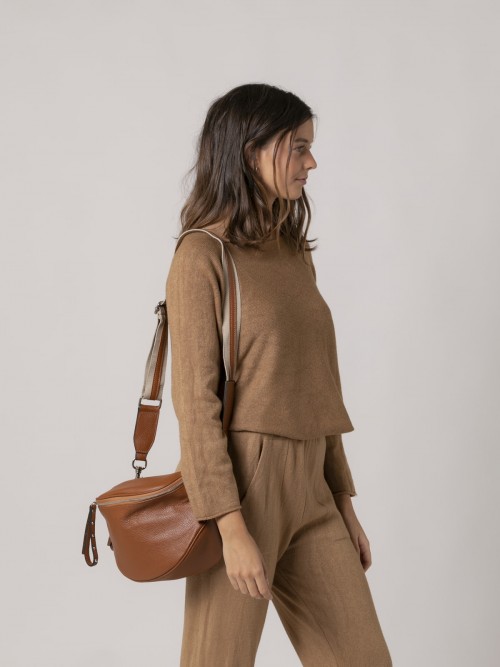 Woman Balenciaga-style leather bag Cuero