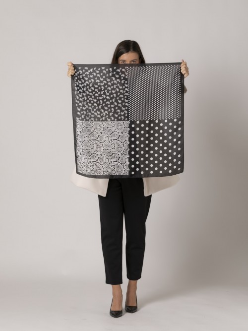 Woman printed neckerchief 70x70 Black