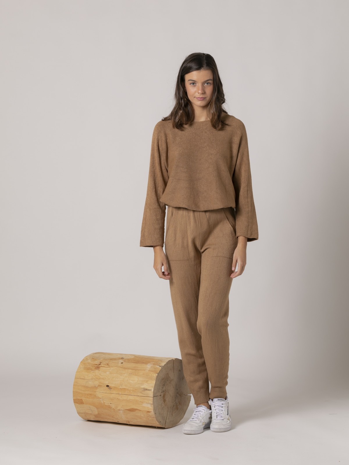 Woman Narrow casual low knit pants with pockets Camel