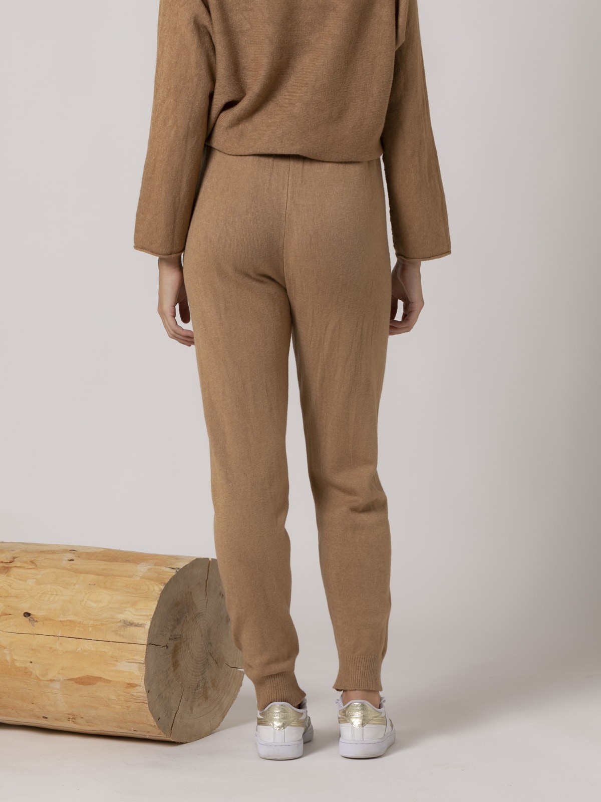 Woman Narrow casual low knit pants with pockets Camel