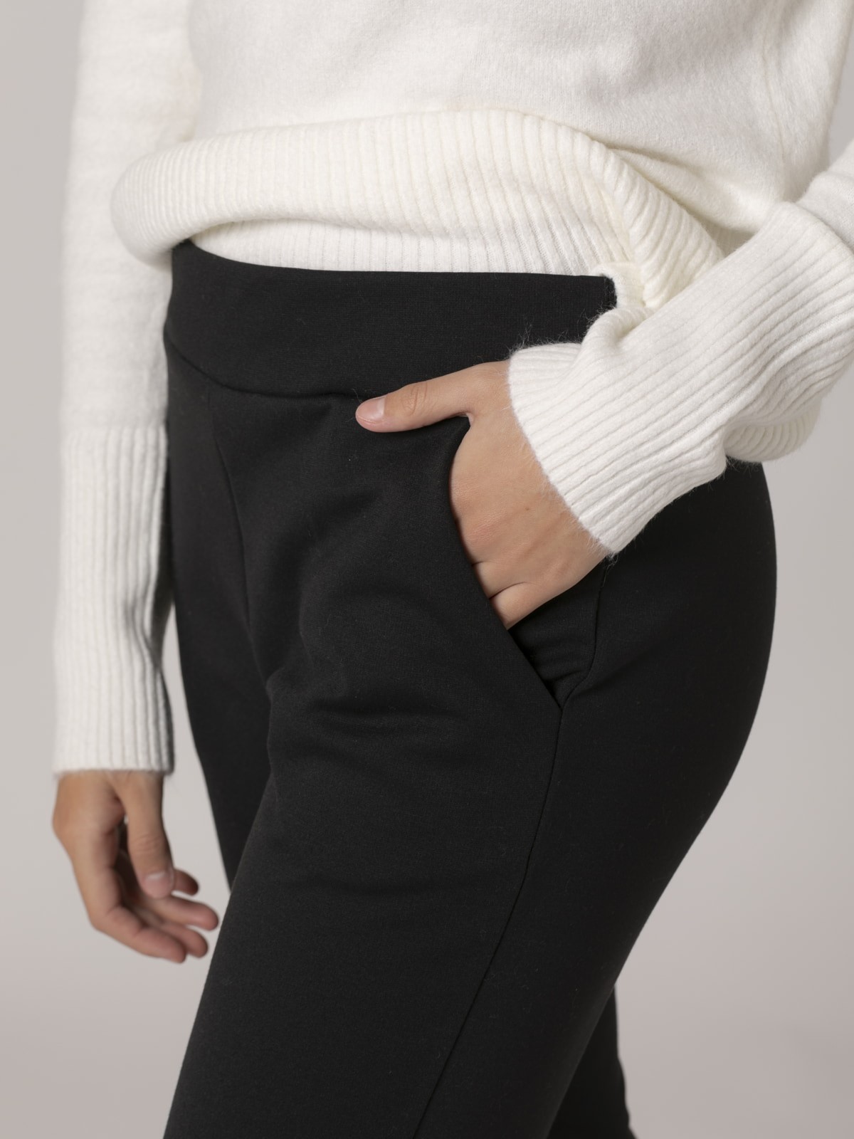 Woman Narrow knit pants with soft interior Black