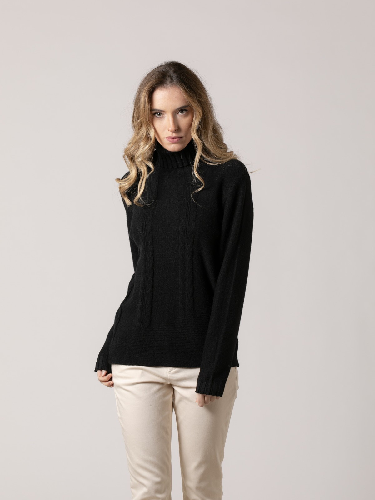 Woman Soft braided and ribbed turtleneck jumper  Black