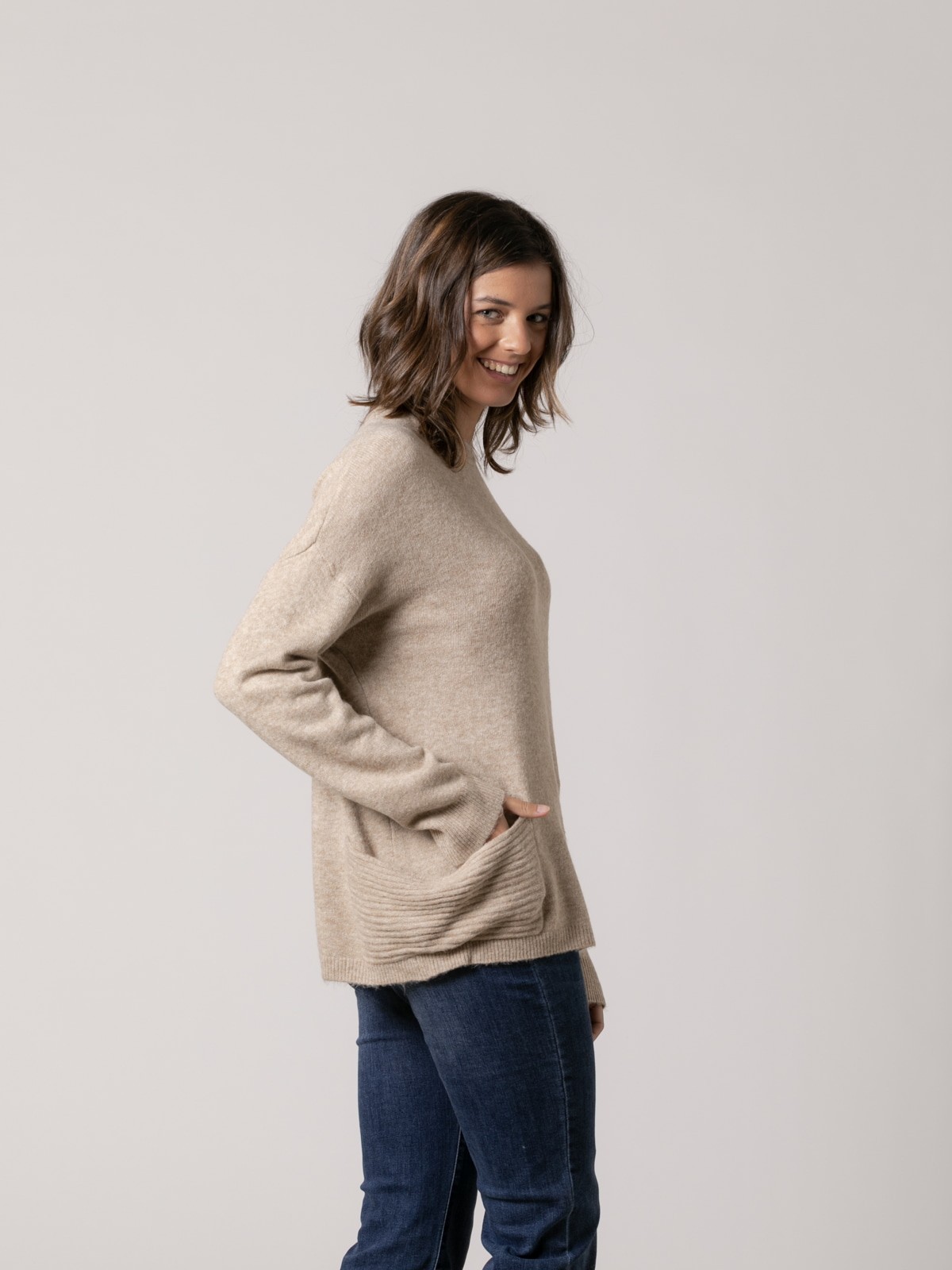 Woman Soft sweater with two pockets  Beige