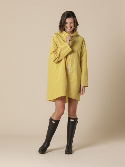 Woman Waterproof windbreaker hood and pockets  Amarillo