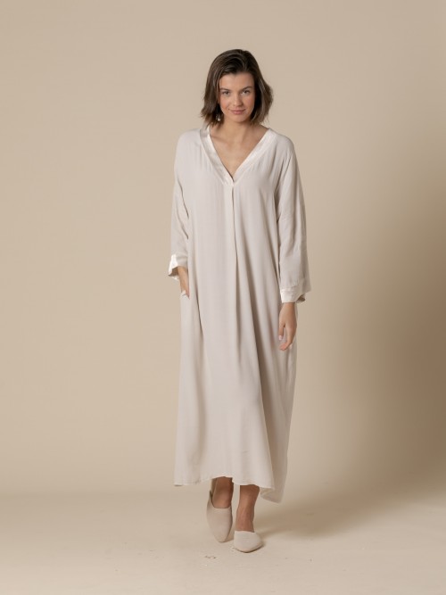 Vestido largo fluido escote en pico Beige