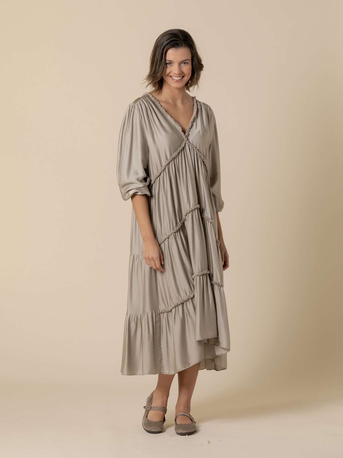 Vestido de seda escote en pico Taupe