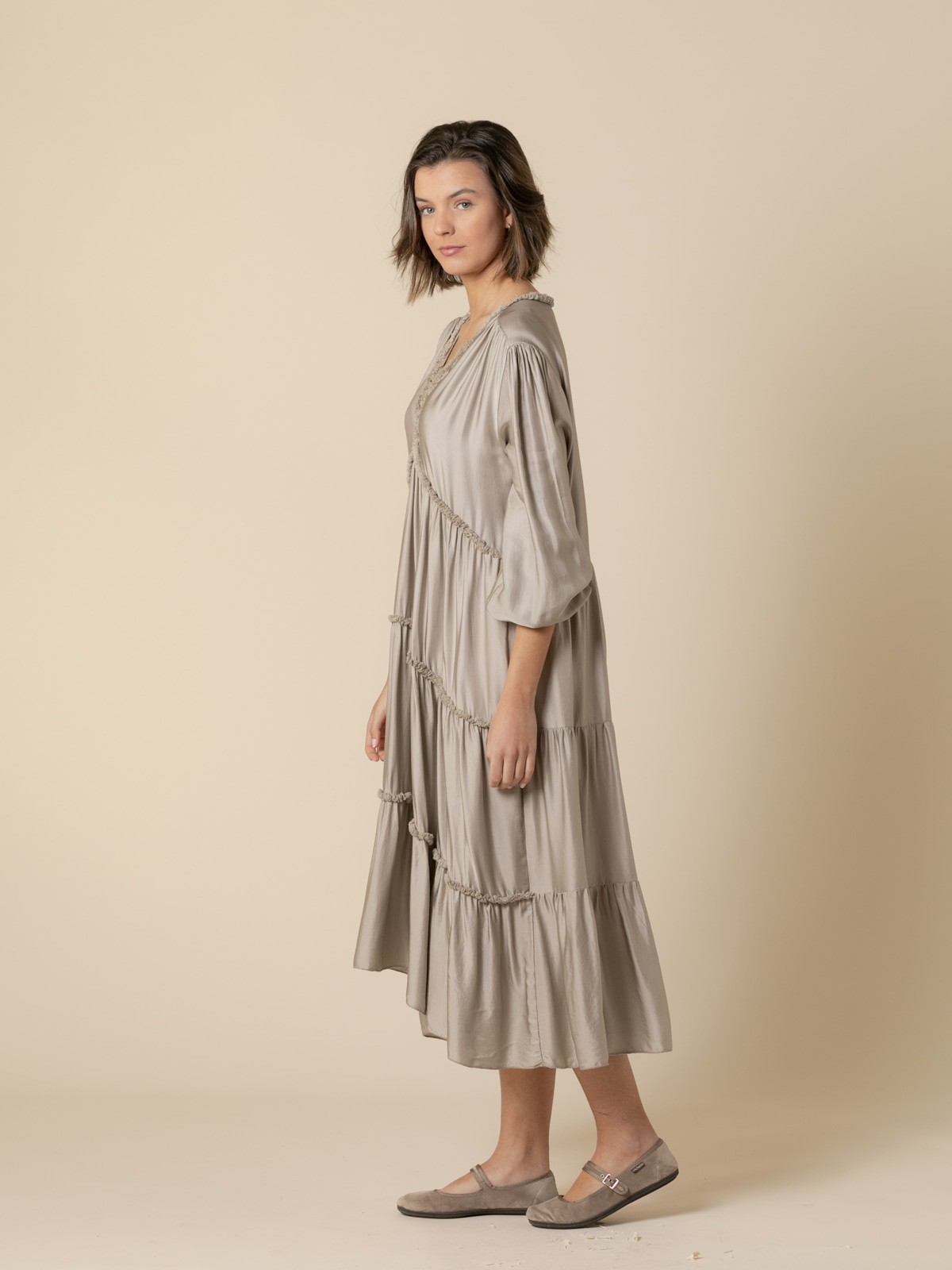Vestido de seda escote en pico Taupe