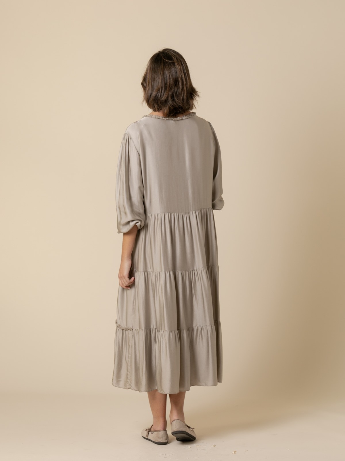 Vestido de seda escote en pico Taupe