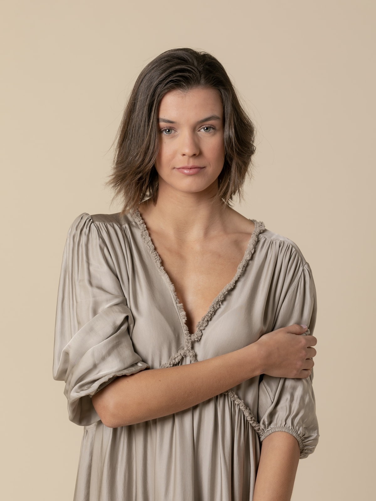 Vestido de seda escote en pico Taupe
