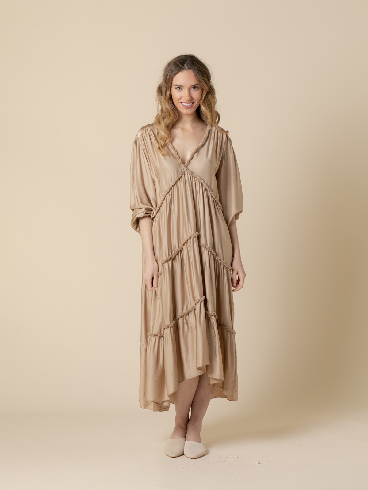 Vestido de seda escote en pico Camel