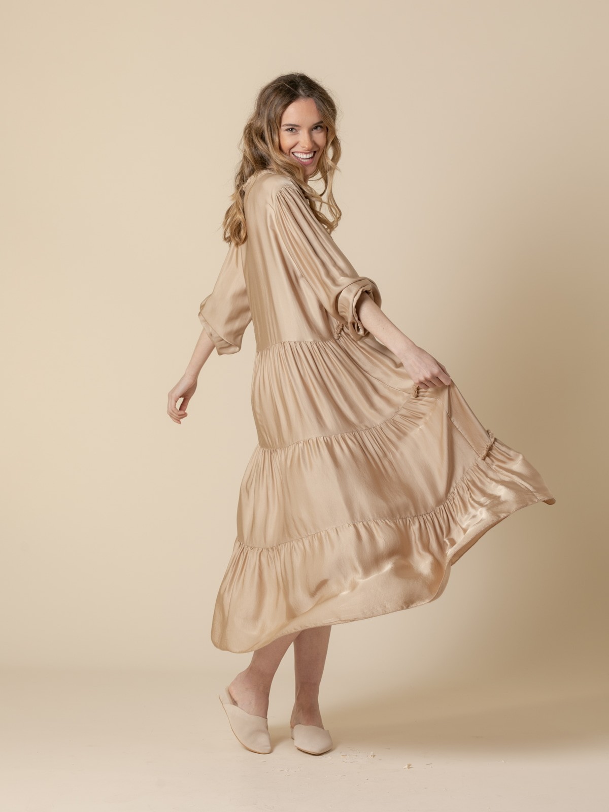 Vestido de seda escote en pico Camel