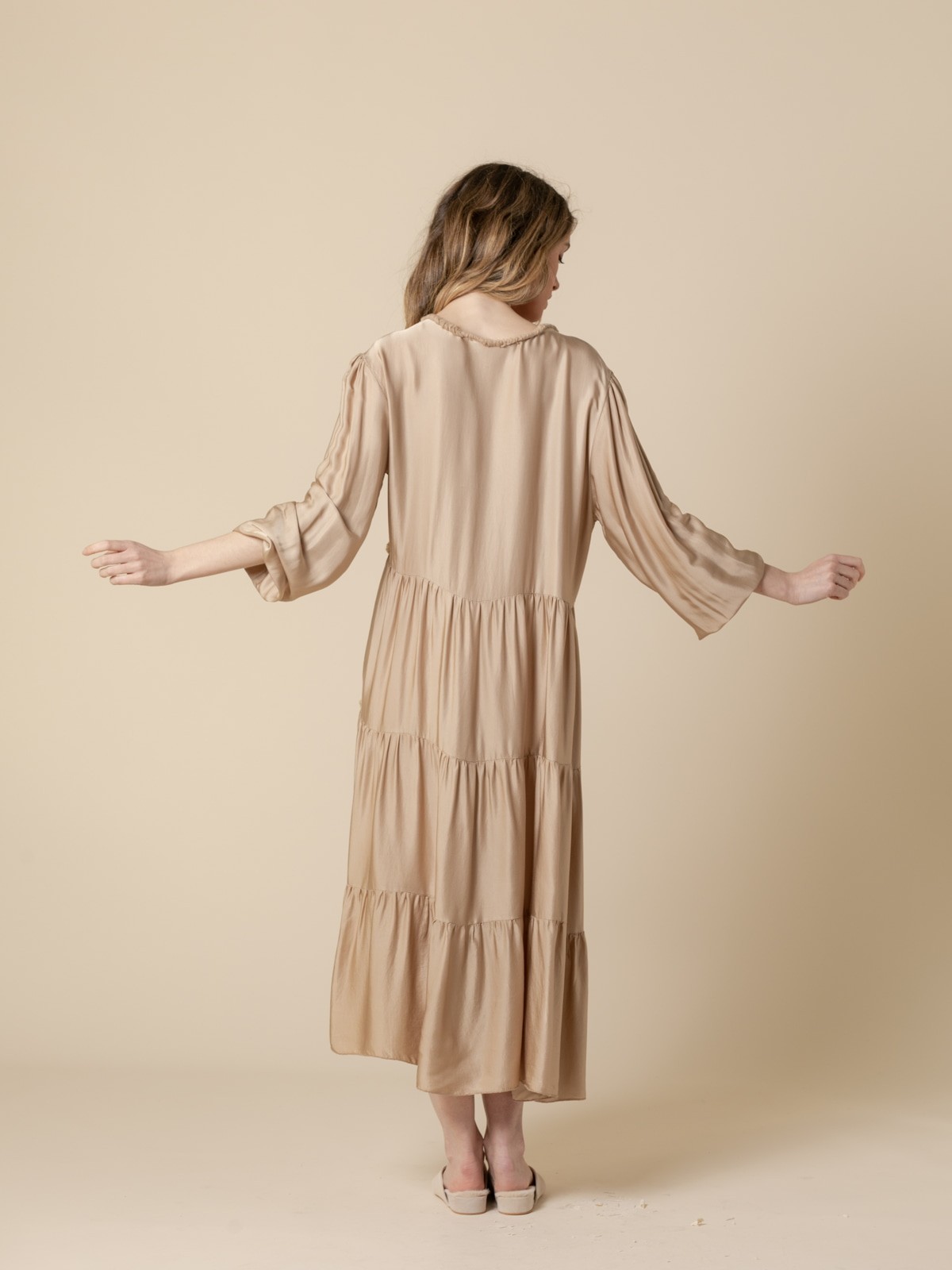 Vestido de seda escote en pico Camel