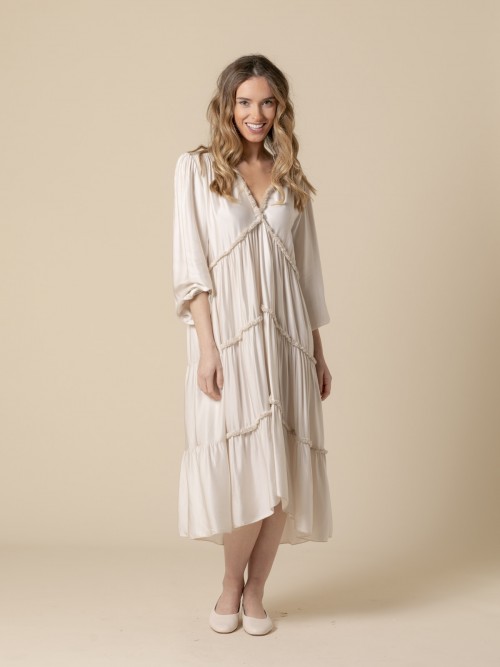 Vestido de seda escote en pico Beige