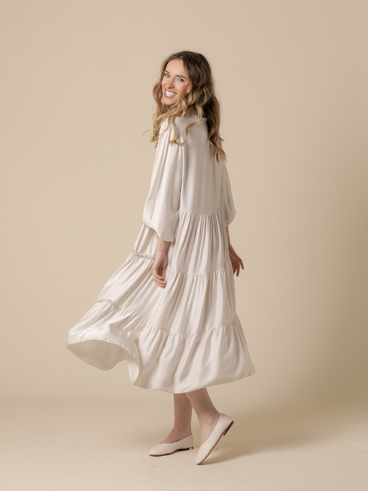 Vestido de seda escote en pico Beige
