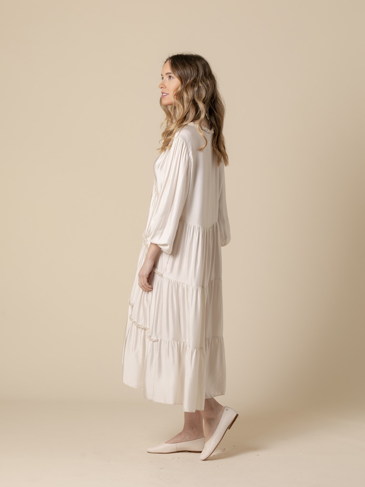 Vestido de seda escote en pico Beige