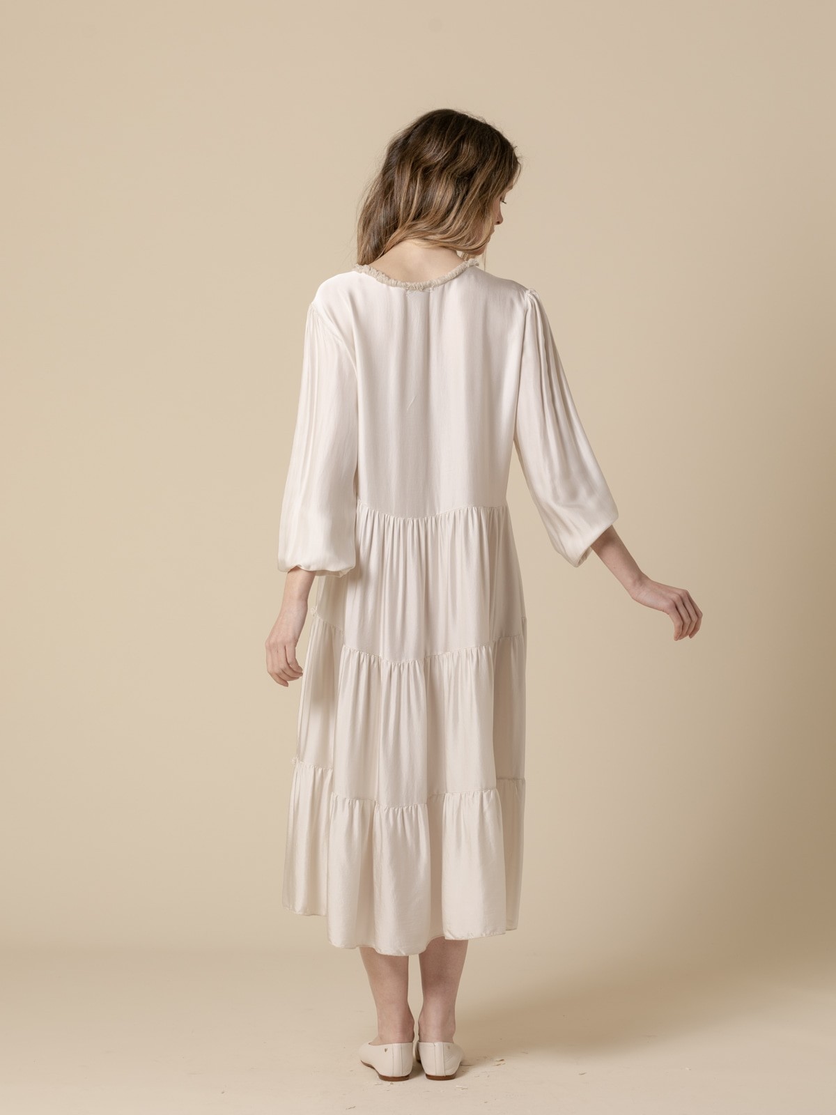Vestido de seda escote en pico Beige