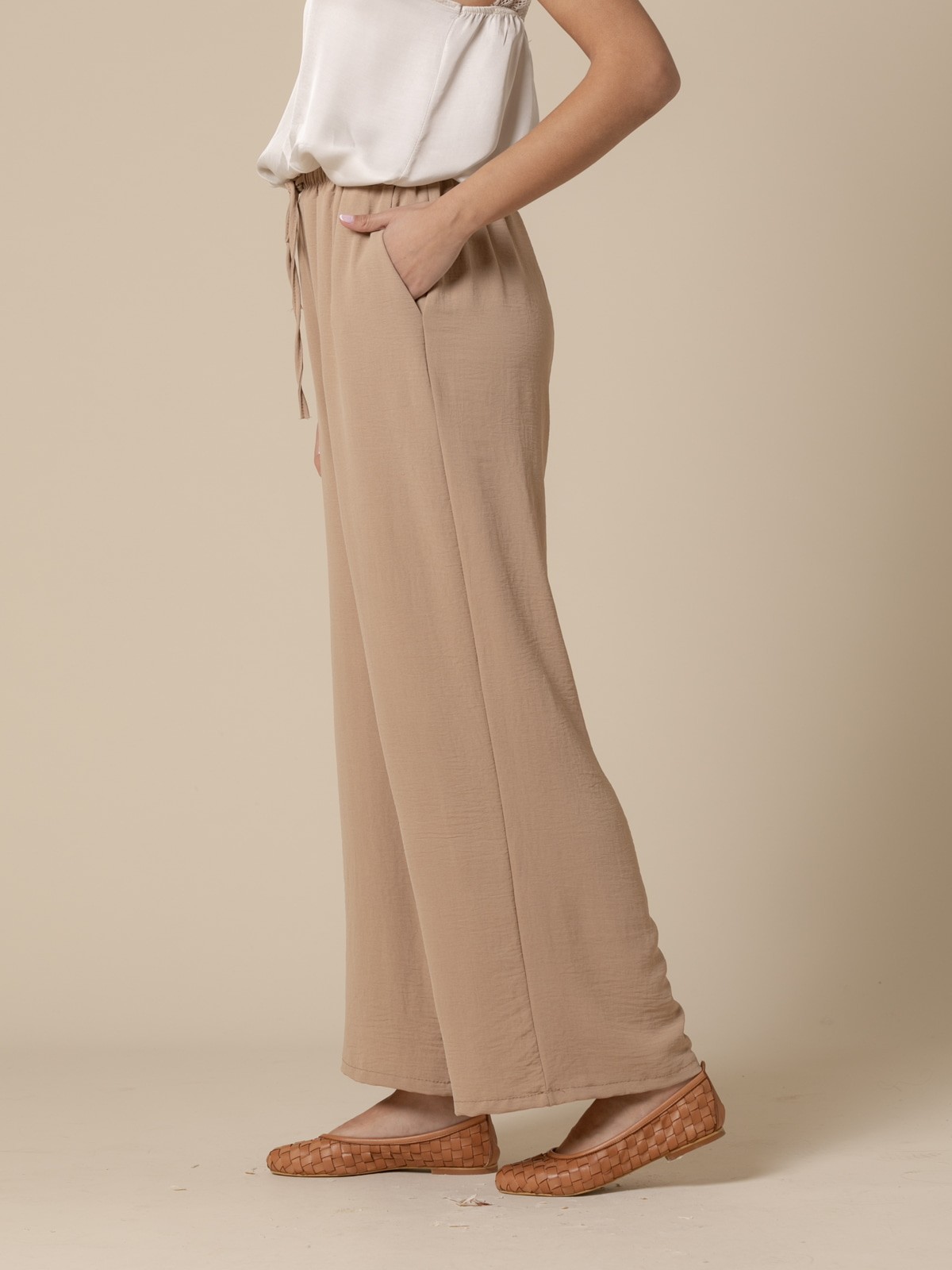 Woman Wide leg flowing trousers  Camel