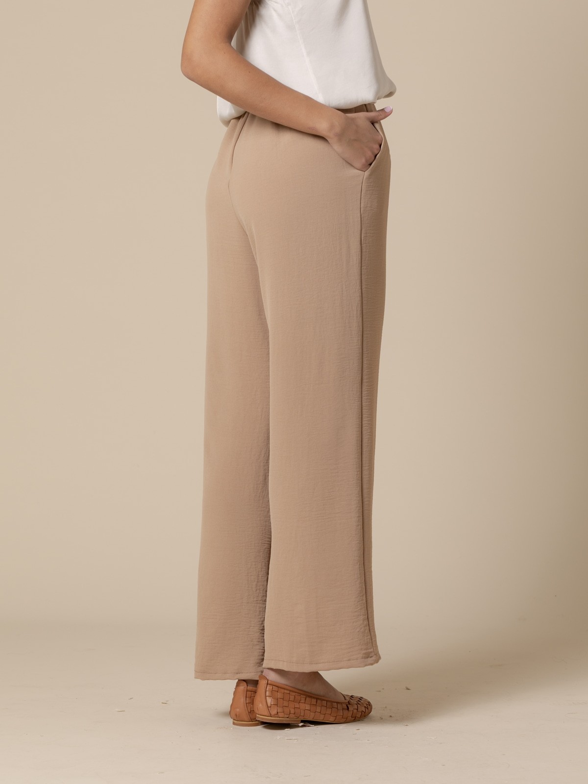 Woman Wide leg flowing trousers  Camel