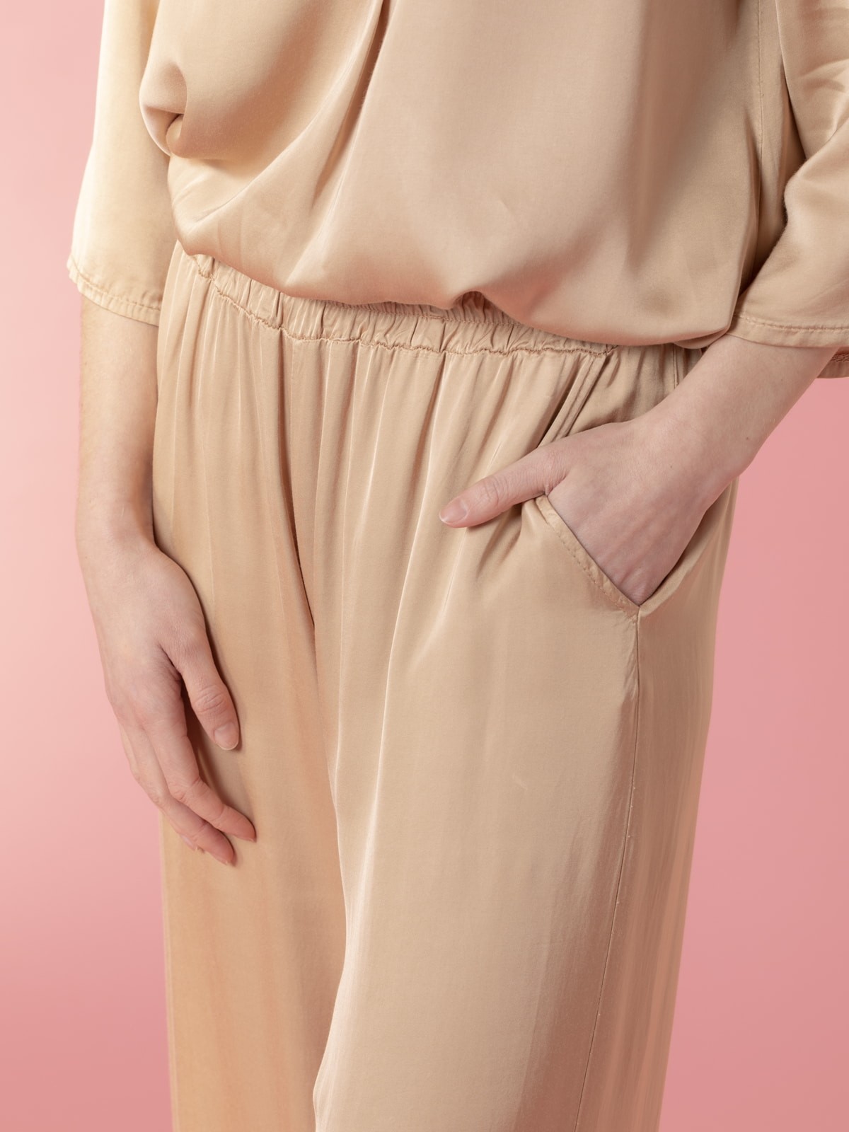Pantalón raso vegetal bolsillos Camel