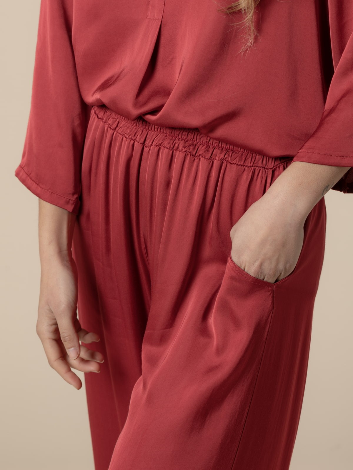 Woman Vegetable satin pants with pockets  Bordeaux
