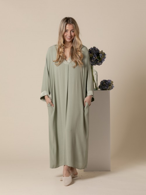 Vestido largo fluido escote en pico Caqui