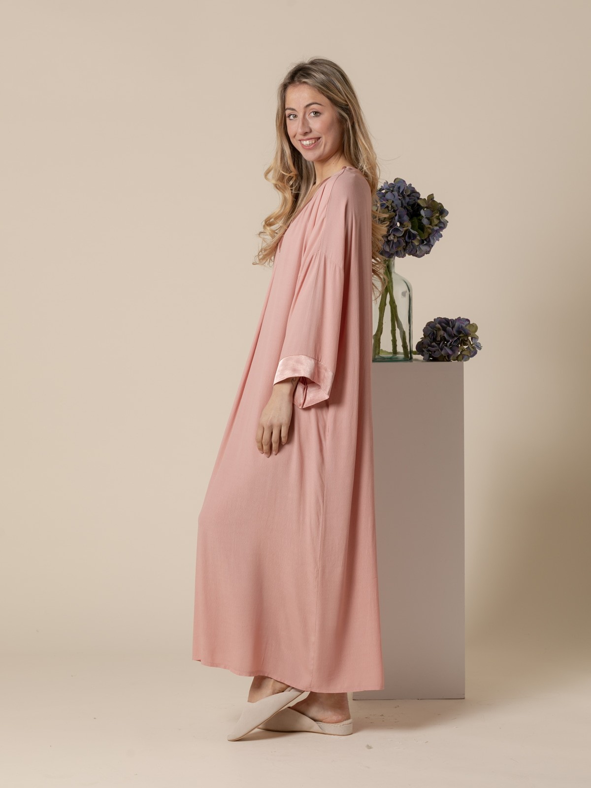 Woman Long flowing V-neck dress pomelo