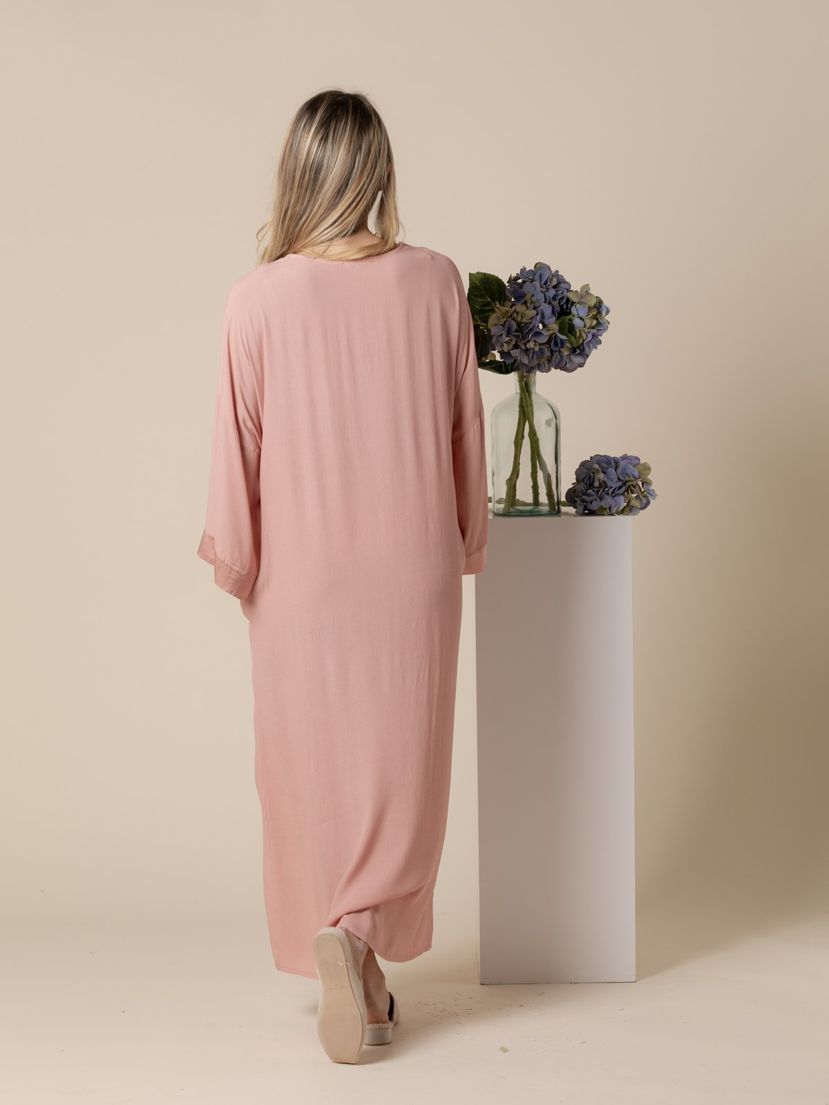 Woman Long flowing V-neck dress pomelo