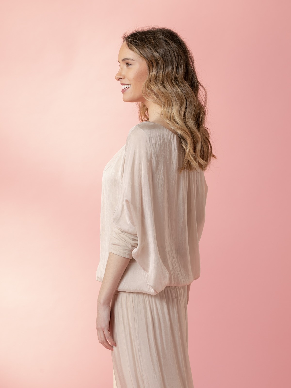Woman Flowy long-sleeved silk blouse Beige