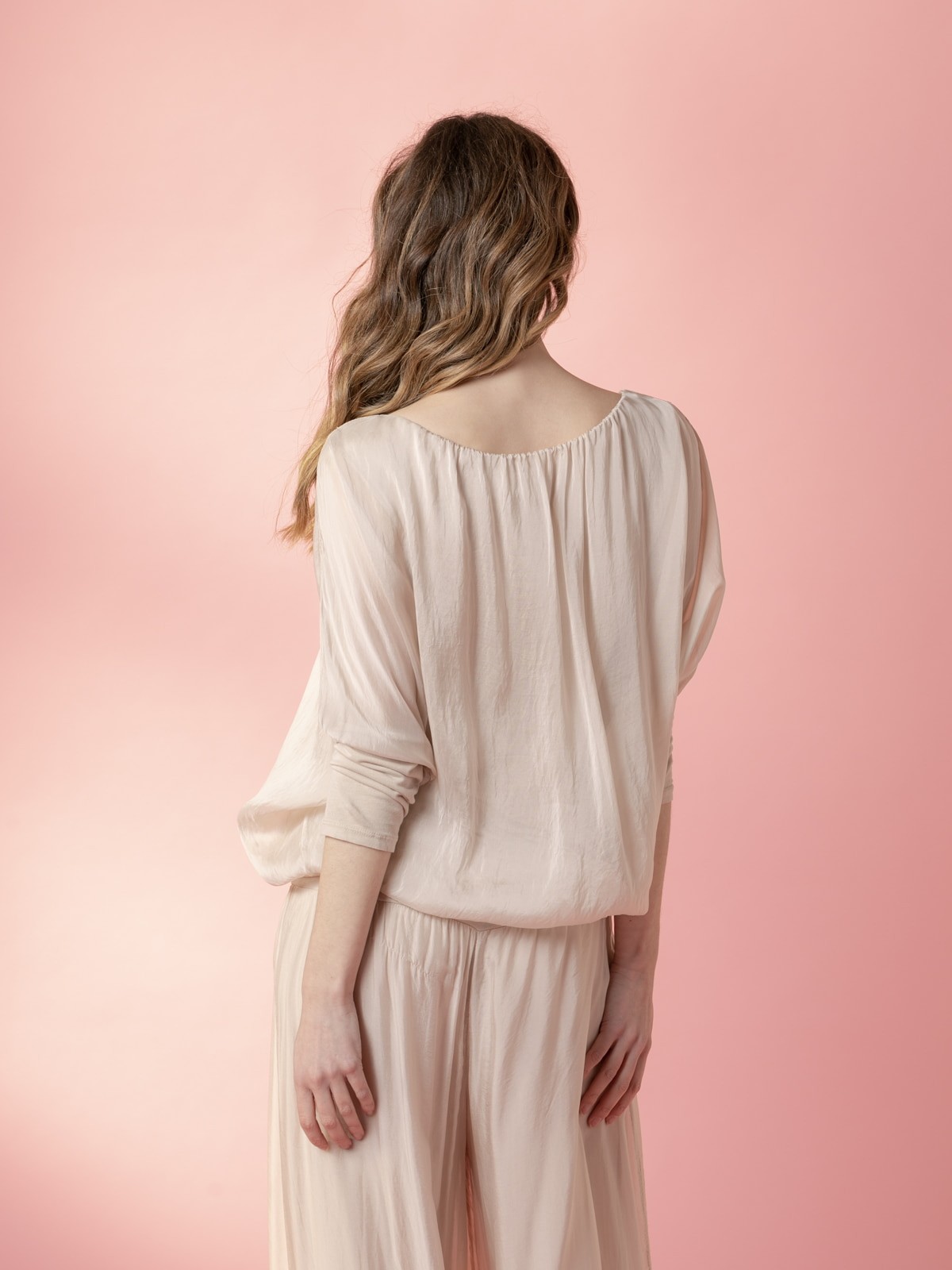 Woman Flowy long-sleeved silk blouse Beige