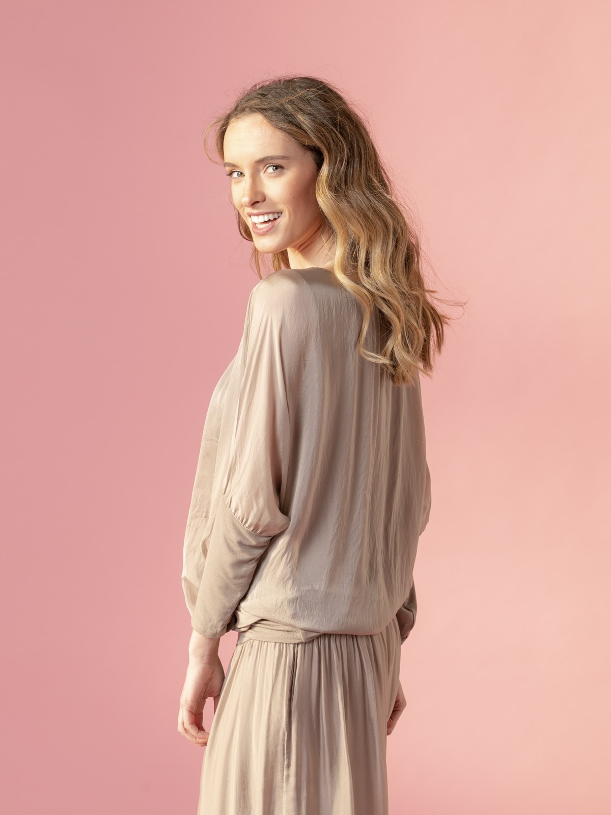 Woman Flowy long-sleeved silk blouse Taupe