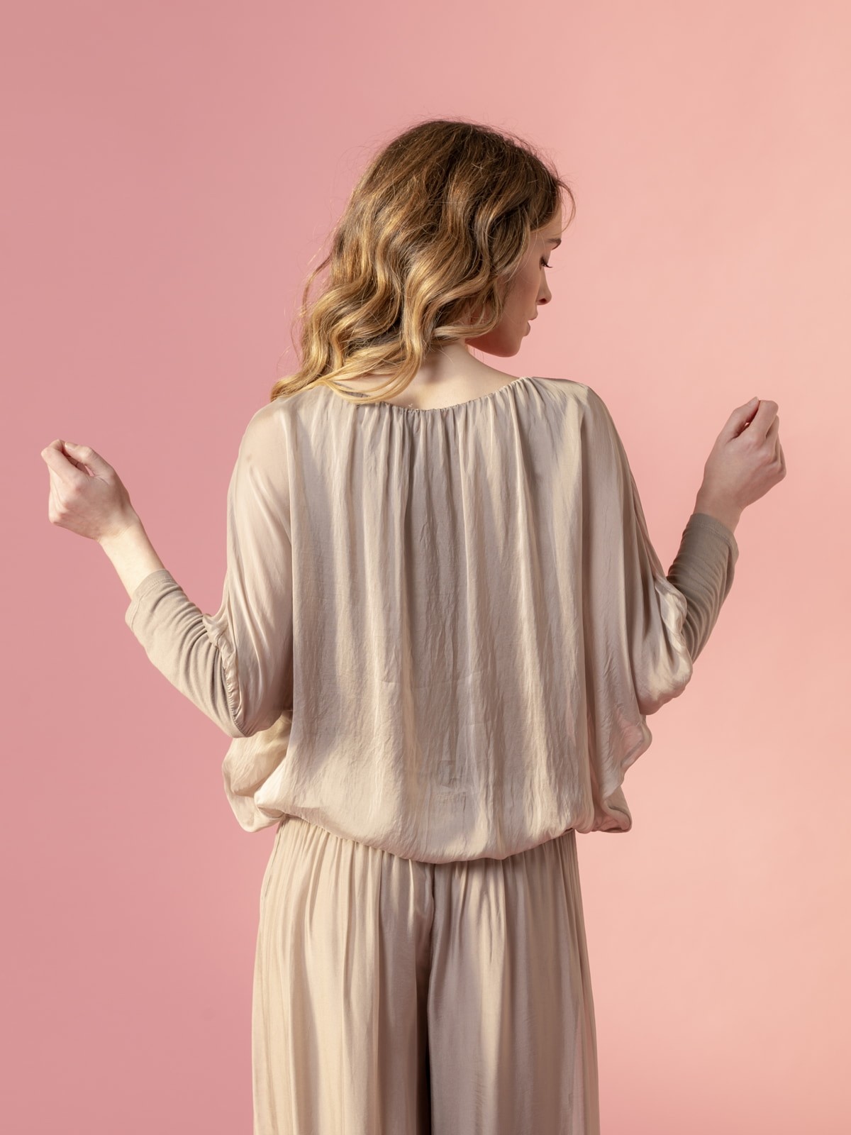 Woman Flowy long-sleeved silk blouse Taupe