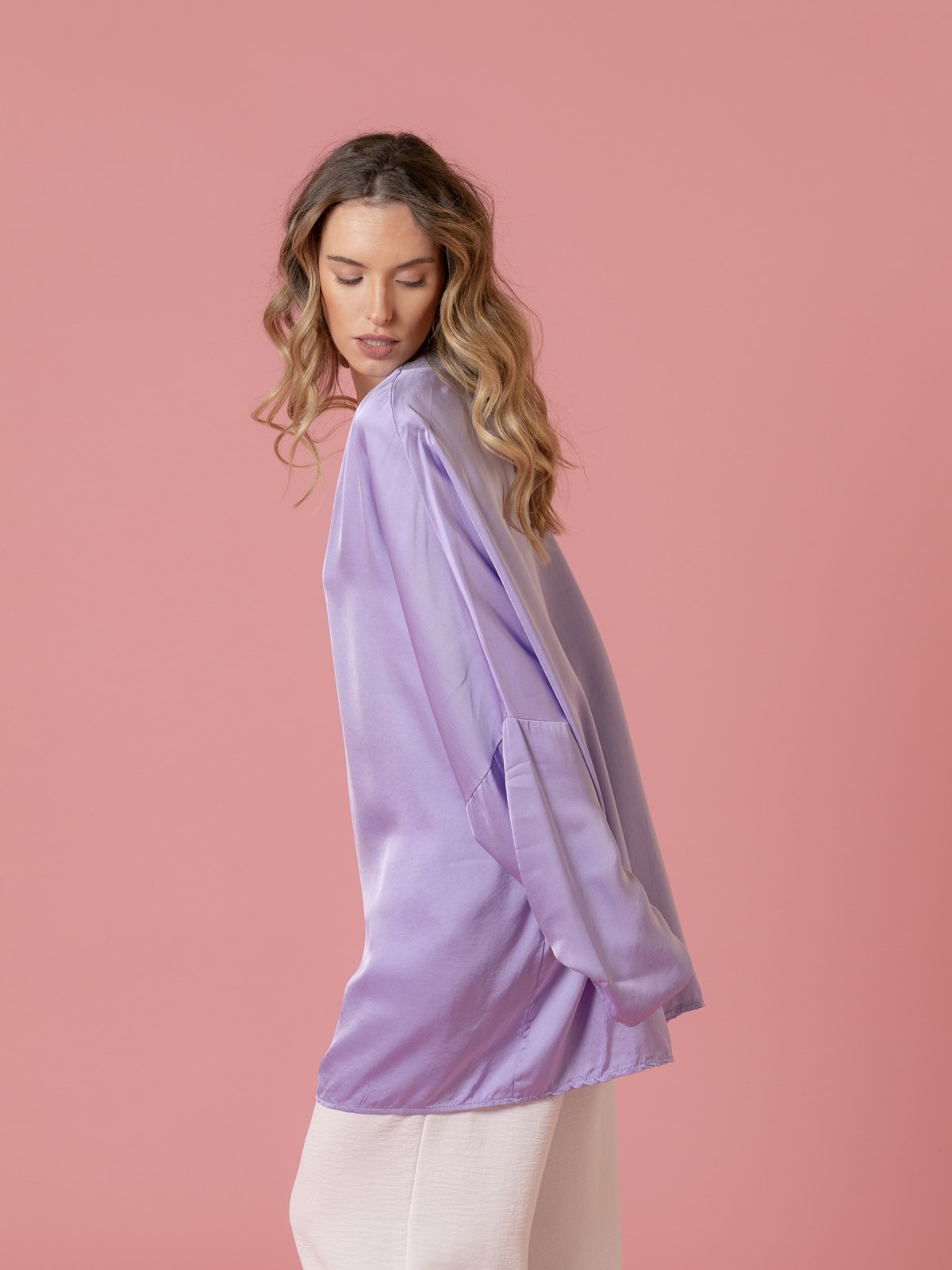 Woman Flowy oversize vegetal satin blouse Lila