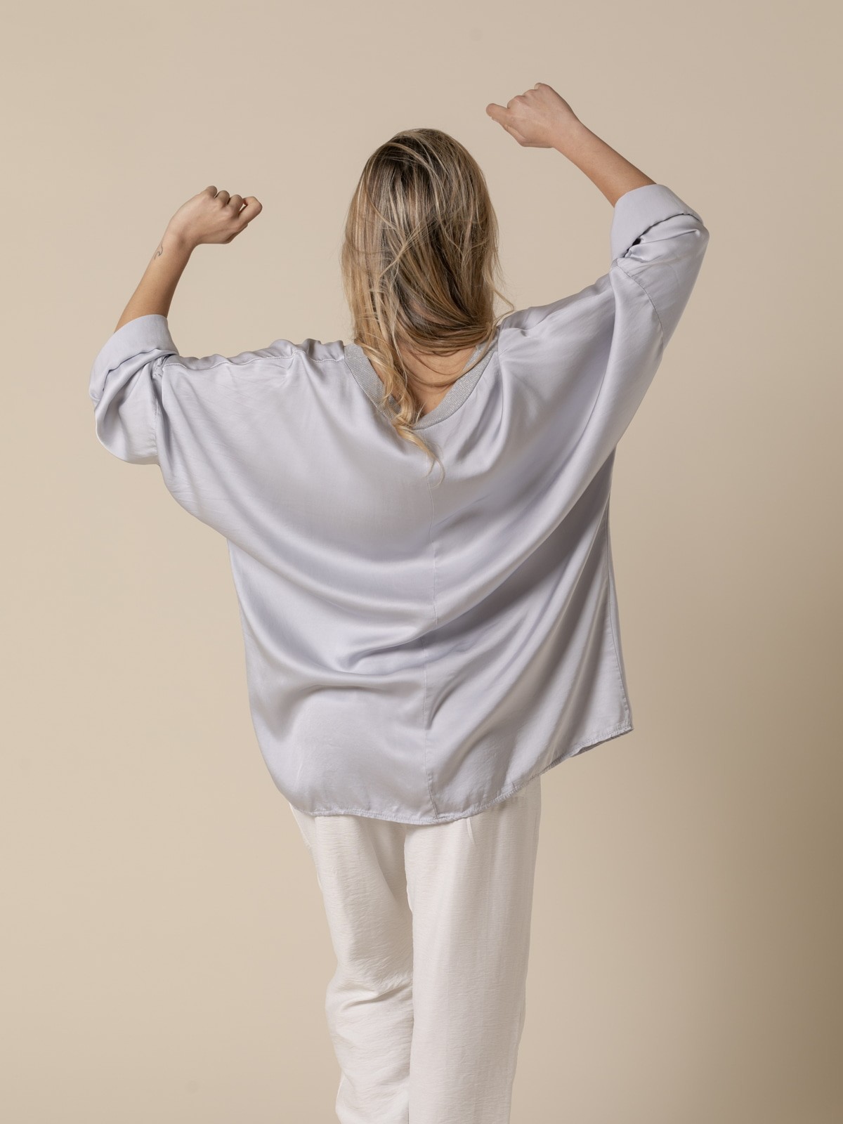 Woman Flowy oversize vegetal satin blouse Grey