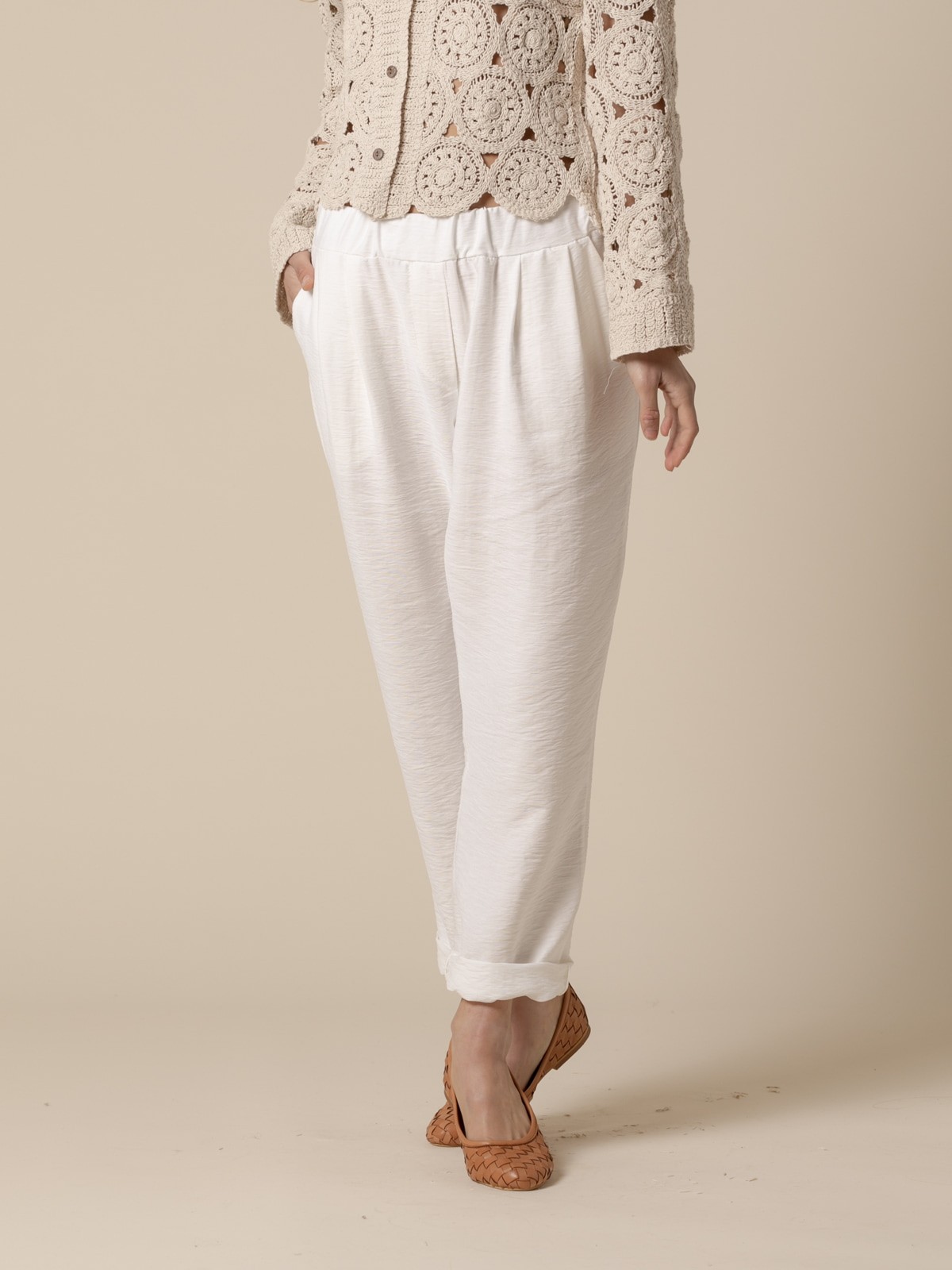 Woman Fluid trousers with darts Crudo