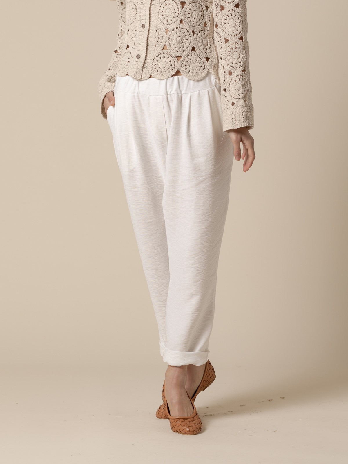 Pantalón fluido con pinzas Crudo