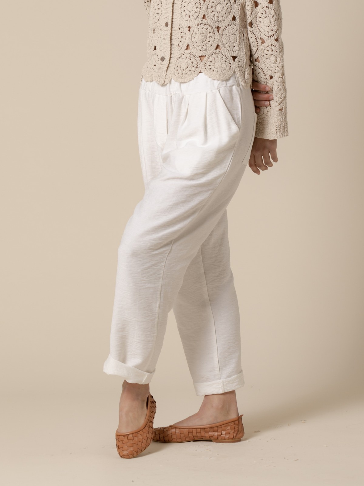 Pantalón fluido con pinzas Crudo