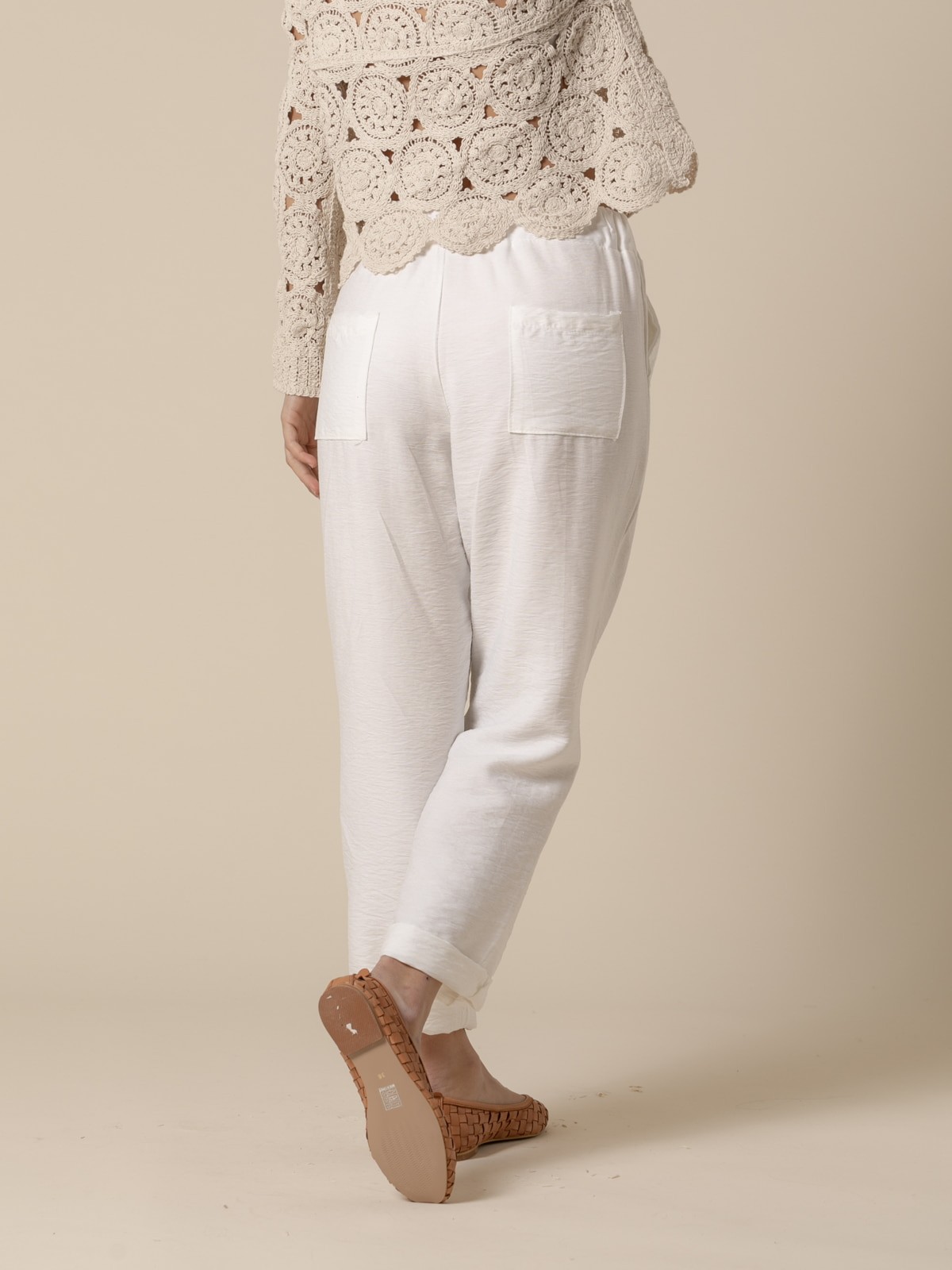 Pantalón fluido con pinzas Crudo