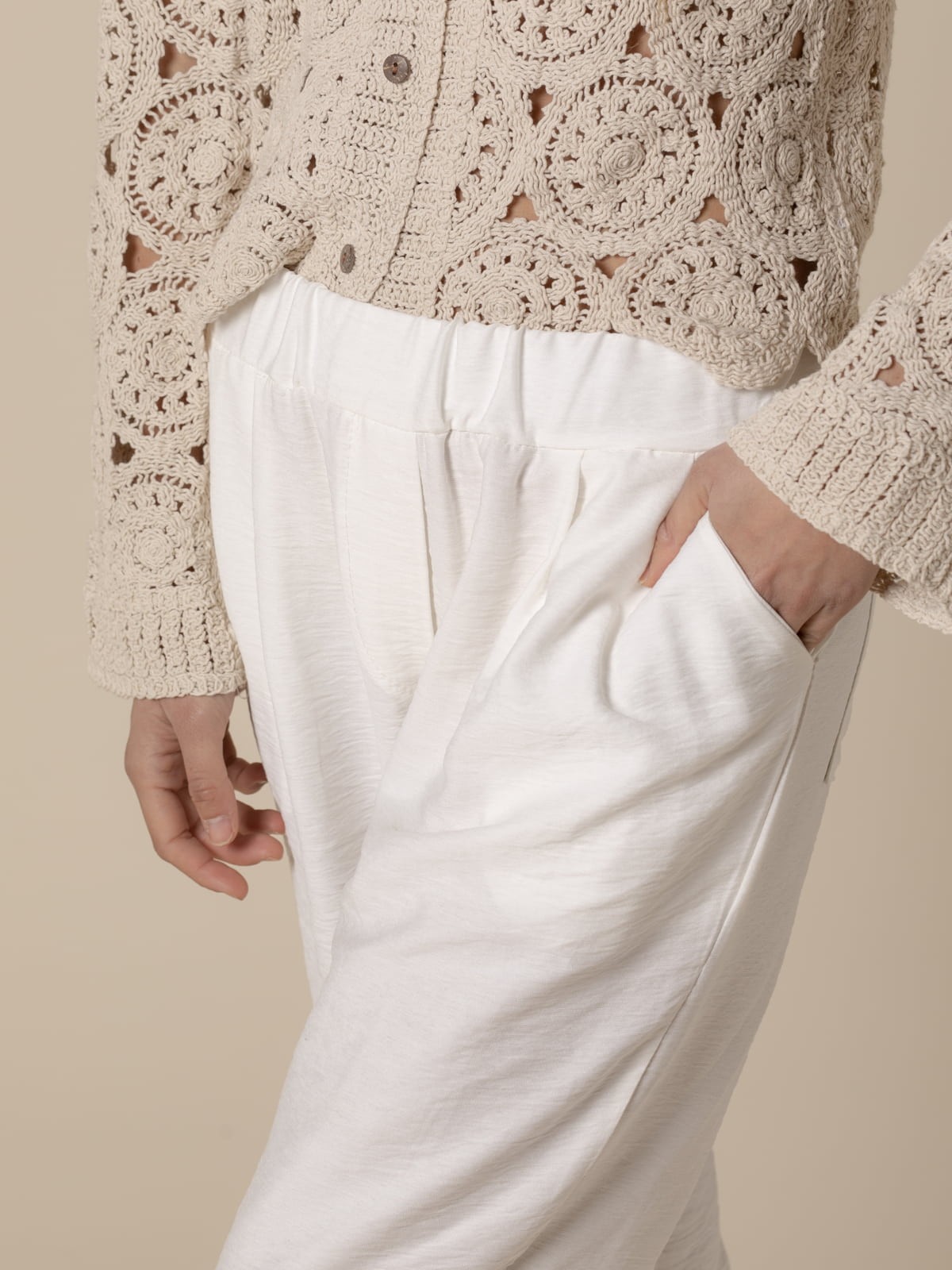 Pantalón fluido con pinzas Crudo