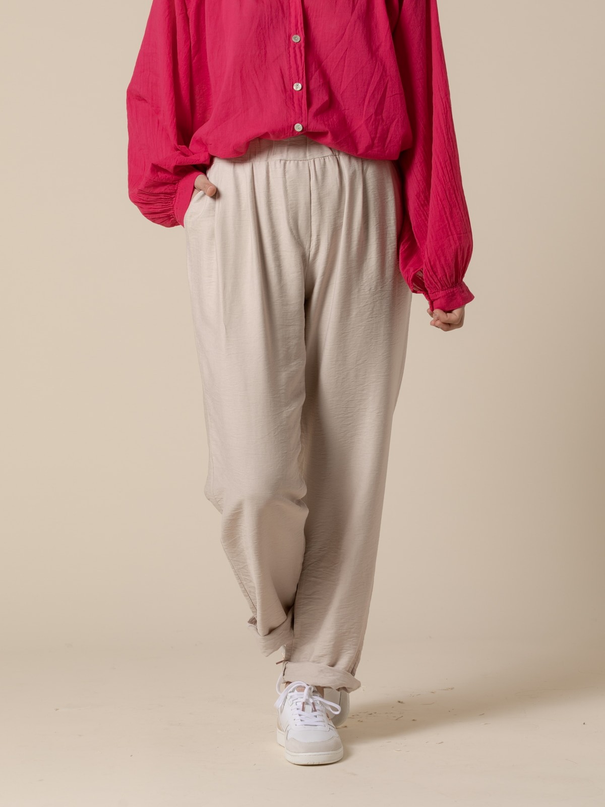 Woman Fluid trousers with darts Beige
