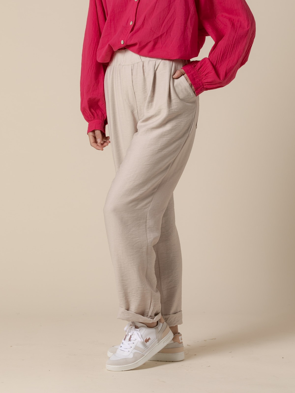 Woman Fluid trousers with darts Beige